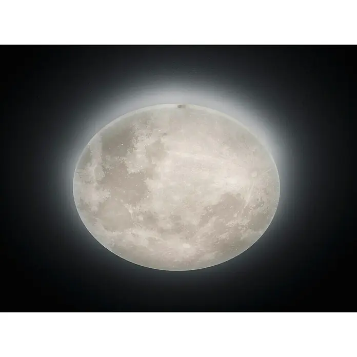 Trio Leuchten LED-Deckenleuchte rund Lunar - 40 W, Ø x H: 600 mm x 12 cm, Grau - Nahaufnahme einer runden Deckenleuchte, die wie der Mond gestaltet ist und ein sanftes, atmosphärisches Licht ausstrahlt.