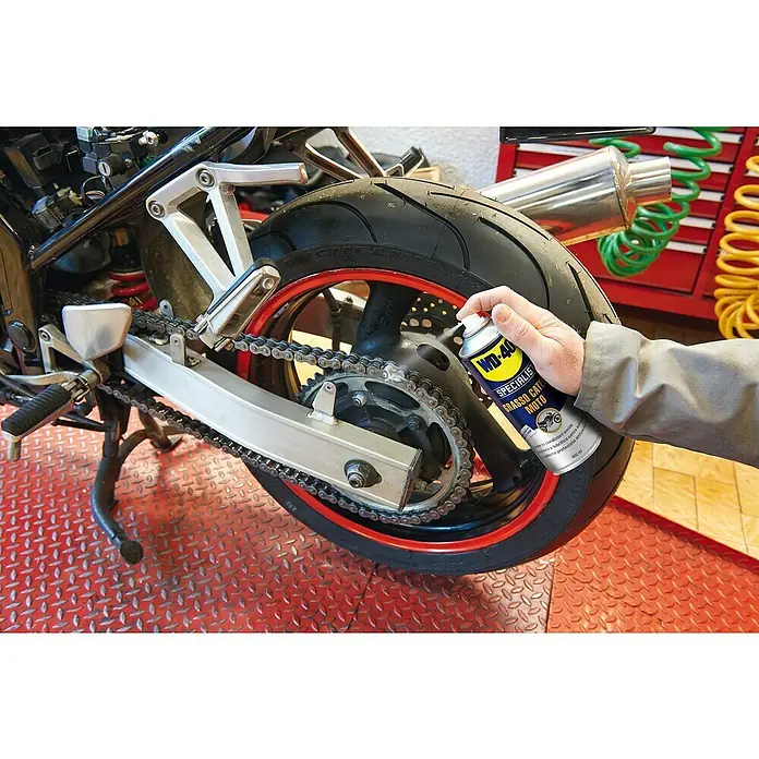 WD-40 Specialist Motorbike Grasa para cadena - 400 ml - Rociando lubricante de cadena para motocicletas WD-40 Specialist en una cadena de motocicleta. Para un rendimiento y protección óptimos.