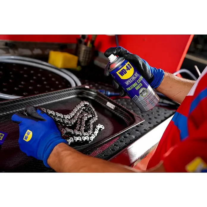 WD-40 Specialist Motorbike Limpiador de cadenas - 400 ml - Primer plano de una lata de WD-40 Specialist Limpiador de Cadenas de Moto que se utiliza para limpiar una cadena.