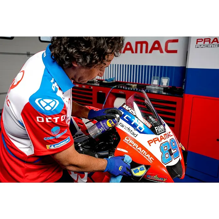 WD-40 Limpiador abrillantador de silicona - 400 ml - Un mecánico limpia una motocicleta con WD-40 Specialist Cleaner.