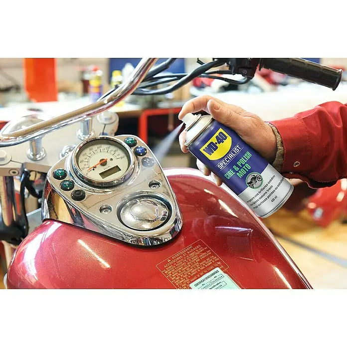 WD-40 Specialist Motorbike Cera para pulir - 400 ml - Vista detallada de un aerosol de cera y pulimento WD-40 Specialist Moto que se aplica a una motocicleta para mejorar su brillo.