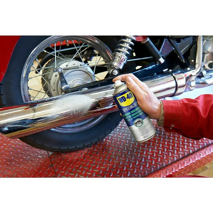 WD-40 Specialist Motorbike Cera para pulir - 400 ml - Aplicación de WD-40 Specialist Cera y Pulimento para motocicletas a un tubo de escape para limpiarlo y pulirlo.