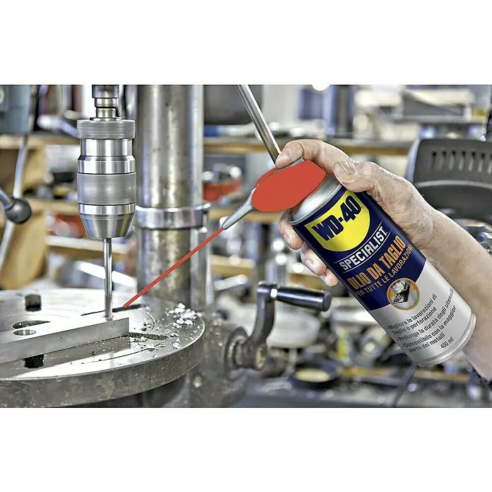WD-40 Specialist Aceite de perforación y corte multiusos - 400 ml - Se está utilizando aceite de corte WD-40 Specialist durante la perforación. El aceite mejora el rendimiento y prolonga la vida útil de la herramienta.
