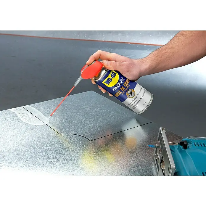WD-40 Specialist Aceite de perforación y corte multiusos - 400 ml - Aceite de corte WD-40 Specialist rociado sobre una lámina de metal para facilitar el corte.\n