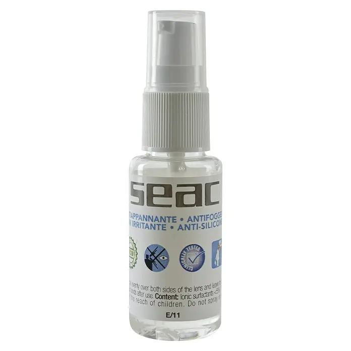 Seac Sub Spray antivaho - 0,15 l - En la imagen se ve una botella de spray antivaho transparente Seac, ideal para máscaras de buceo y gafas, con cabezal blanco y tapa transparente.