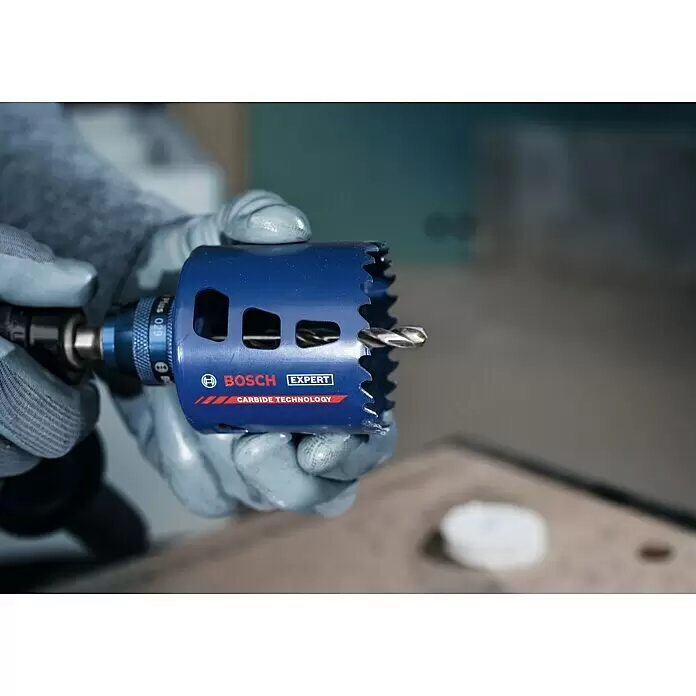 Bosch Professional Expert Lochsägen-Set Tough Material - Durchmesser: 68 mm, 5 -tlg. - Blaue Bosch Expert Carbide Technology Lochsäge mit Bohrer, von behandschuhter Hand gehalten.