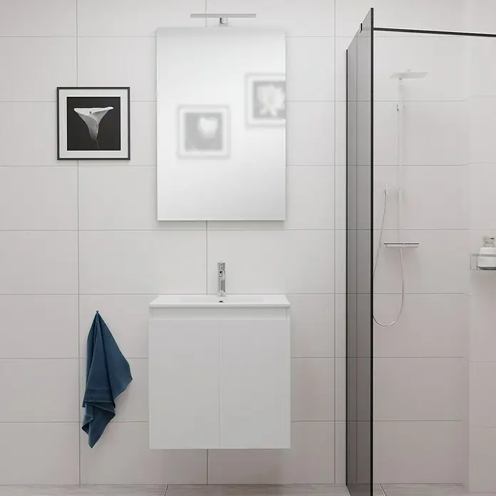 Camargue Espacio Badmöbel-Set E72 - 60 cm, Gama weiß matt - Ein elegantes Badezimmer mit einem weißen Waschtisch und Spiegelschrank, ergänzt durch eine moderne Dusche.