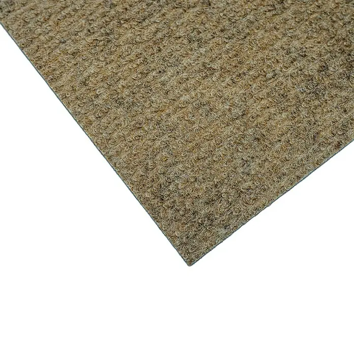 Moqueta a metros Rizada - Ancho: 200 cm, 100% Poliéter sulfona, Beige - Primer plano de una loseta de moqueta marrón resistente, ideal para zonas de alto tránsito, que muestra su robusta textura.