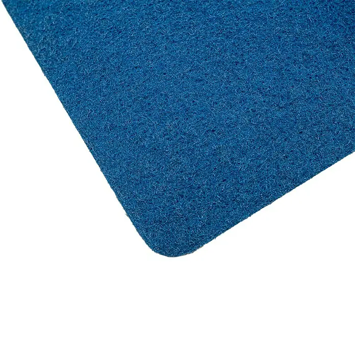 Moqueta a metros Convención Ferial - Ancho: 200 cm, 100% Polipropileno, Azul - Primer plano de un estropajo azul, ideal para limpiar varias superficies. Textura duradera para una eliminación eficaz de la suciedad.