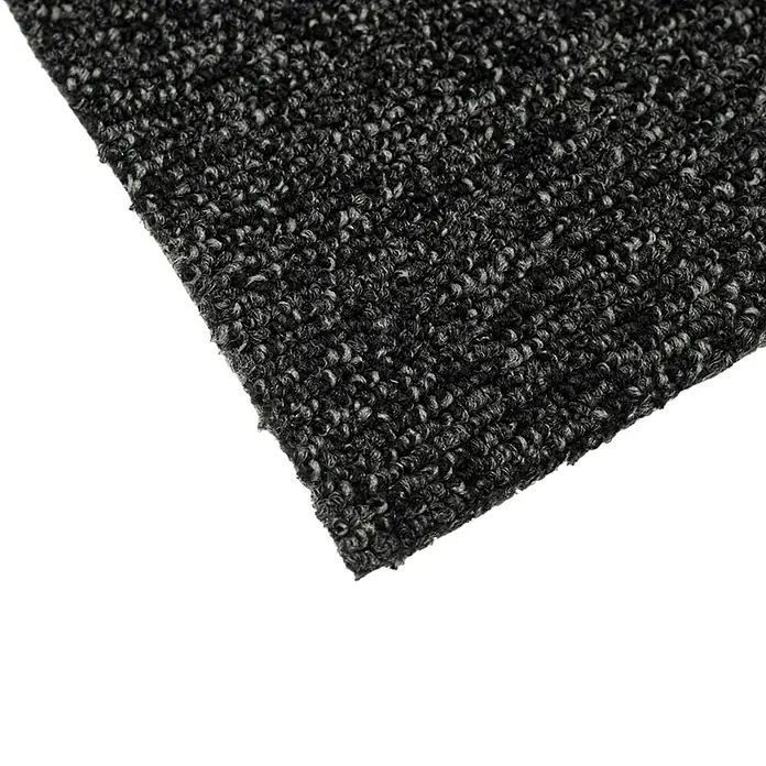 Moqueta a metros Master - Ancho: 200 cm, Velur, 100% Poliamida, Antracita - Primer plano de una alfombra negra con una textura fina, ideal para interiores modernos y áreas de alto tráfico.