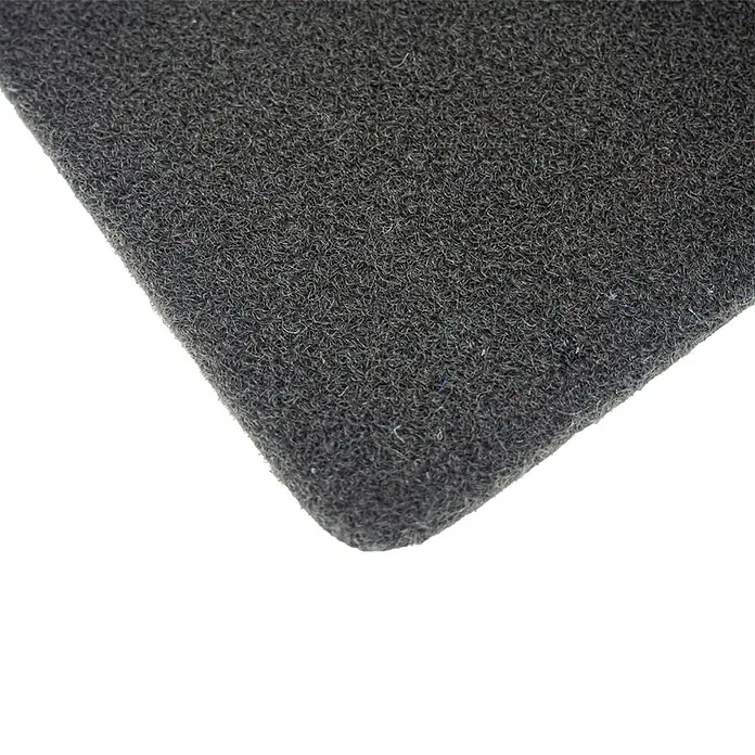 Moqueta a metros Revexpo - Ancho: 200 cm, 100% Polipropileno, Gris - Primer plano de una textura fibrosa de color gris oscuro, posiblemente una alfombra o material de fieltro. La superficie parece irregular y ligeramente áspera.