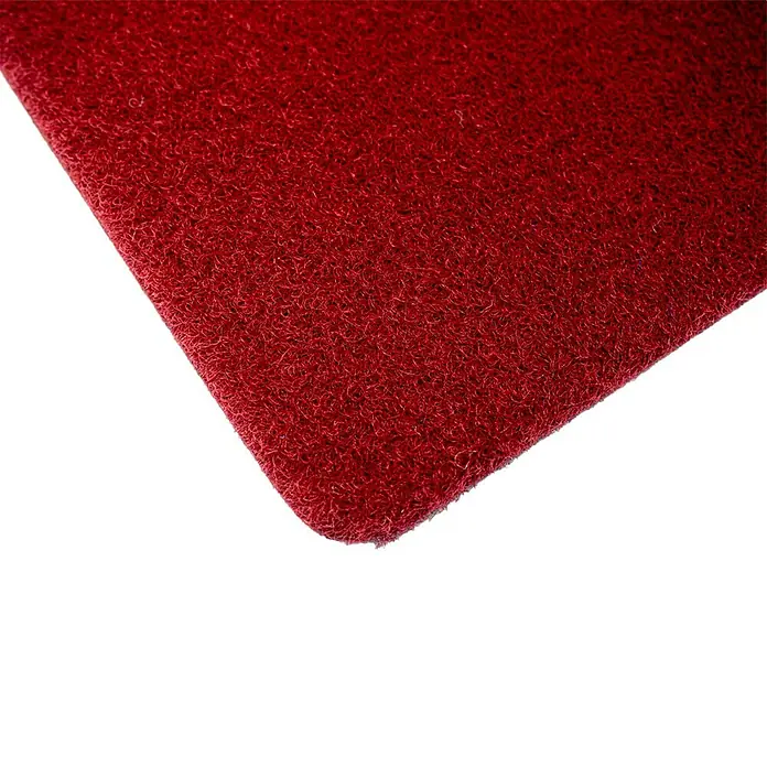 Moqueta a metros Revexpo - Ancho: 200 cm, 100% Polipropileno, Burdeos - Primer plano de una alfombra roja, que muestra una superficie suave y texturizada, ideal para espacios domésticos o de oficina.
