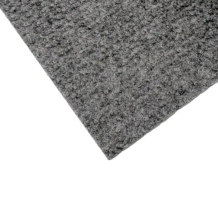 Moqueta a metros Rizada - Ancho: 200 cm, 100% Poliéter sulfona, Gris - Primer plano de una loseta de moqueta gris con bucles sobre fondo negro, ideal para oficinas o espacios domésticos.