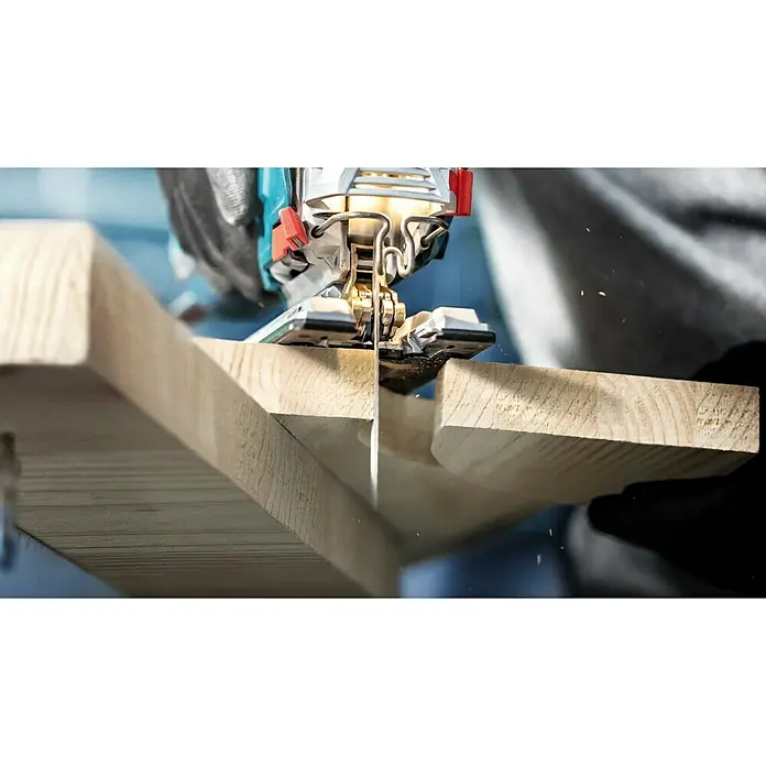Bosch Stichsägeblätter Wood 2-Side Clean T308 BO - T-Schaft - Detailaufnahme einer Stichsäge beim Schneiden eines Holzbretts, wobei die Präzision und Funktionalität des Werkzeugs hervorgehoben werden.