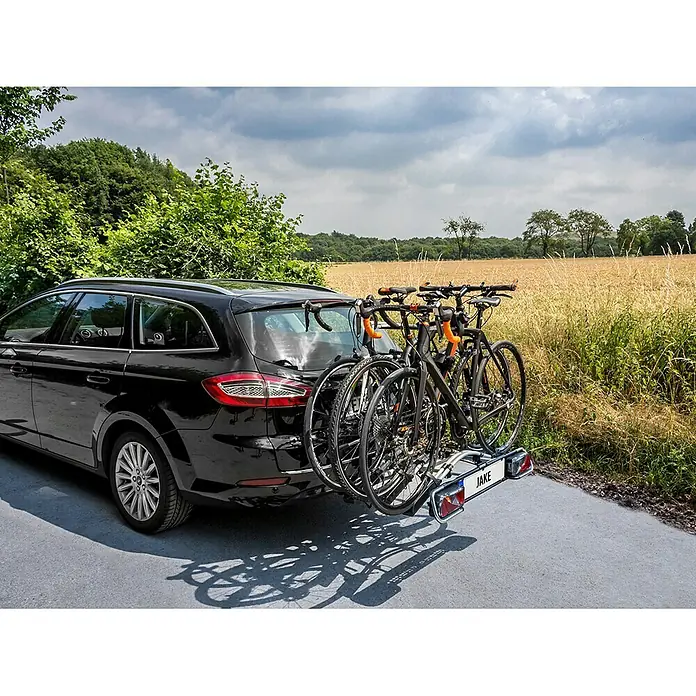 Eufab Erweiterungs-Set - Passend für: Eufab Fahrradträger Jake, Geeignet für: 1 Fahrrad - Das Bild zeigt einen schwarzen Kombi mit einem Fahrradträger am Heck, auf dem drei Fahrräder befestigt sind.