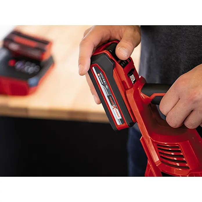 Einhell PXC 18V Aspirador de batería TE-SV 18 Li-Solo - 18 V, Sin batería, Volumen de recipiente: 0,6 l - Primer plano de una herramienta inalámbrica Einhell con carcasa roja y mango negro, sujeta por una mano.