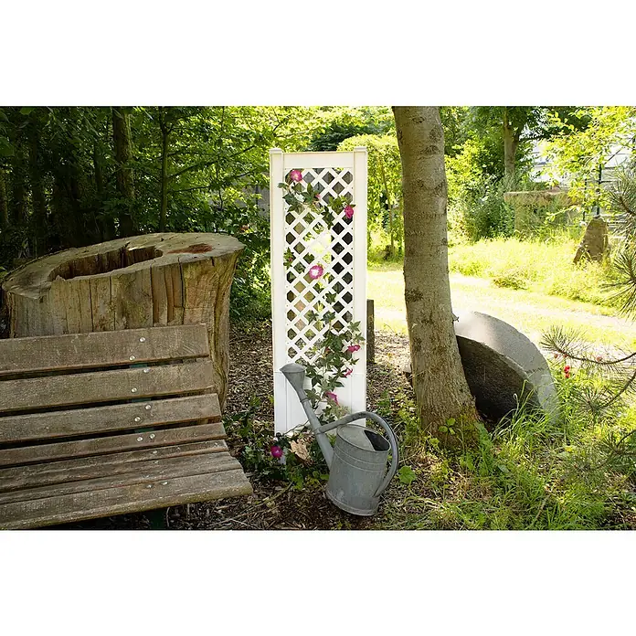 KHW Rankgitter 2er-Set - L x H: 43 x 137 cm, Weiß - Dekorative weiße Rankhilfe im Garten mit Rosen bepflanzt, daneben eine Gießkanne, eine Bank und ein Baumstumpf.