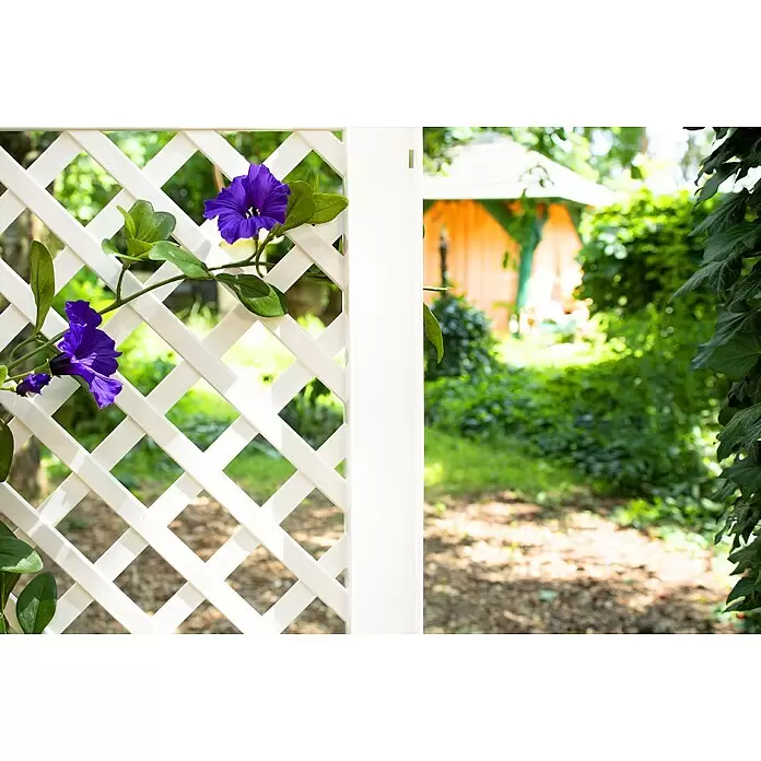 KHW Rankgitter 2er-Set - L x H: 43 x 137 cm, Weiß - Weißes Gartenspalier mit lila Kunstblumen, das einen Garten und einen Pavillon im Hintergrund teilweise verdeckt.