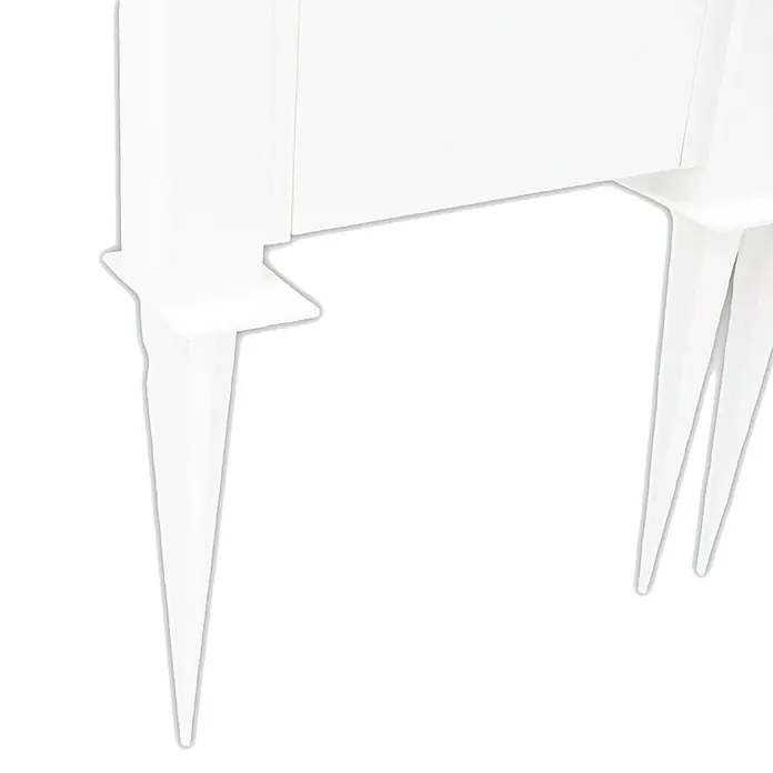 KHW Rankgitter 2er-Set - L x H: 43 x 137 cm, Weiß - Detailaufnahme eines weißen Stuhls mit Fokus auf die spitz zulaufenden Stuhlbeine. Das schlichte Design sorgt für einen modernen Look.