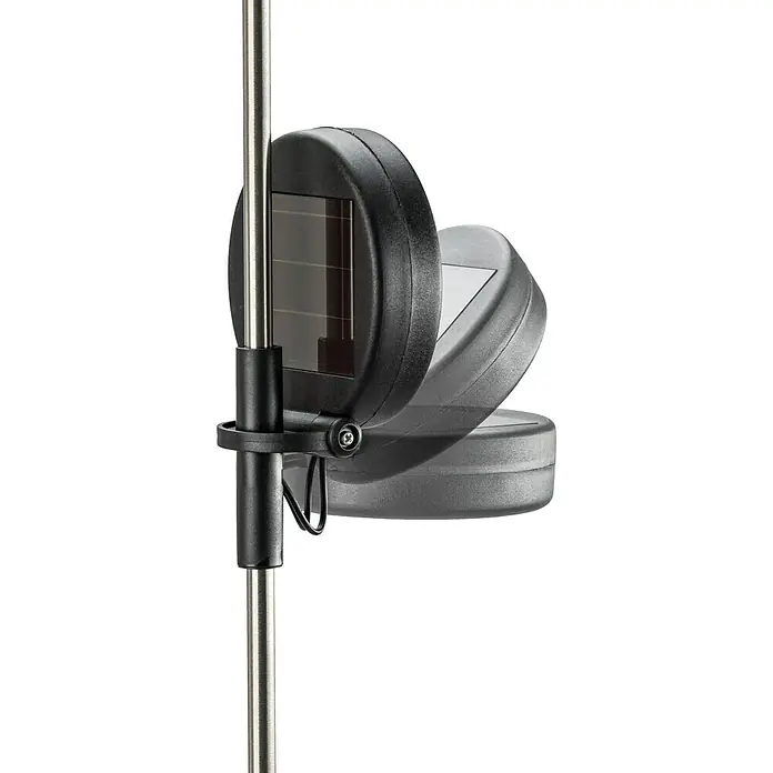 BAUHAUS Lámpara decorativa solar Bubble - 0,06 W, Transparente, IP44 - Primer plano de una luz solar con cabezal ajustable en una varilla de metal. Ideal para caminos de jardín y acentos.