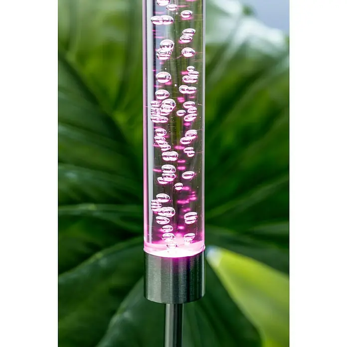 BAUHAUS Lámpara decorativa solar Bubble - 0,06 W, Transparente, IP44 - Detalle de una lámpara solar de jardín, con toques rosados y burbujas interiores, perfecta para la decoración del jardín.