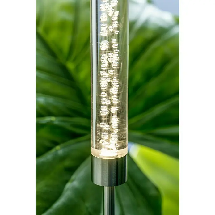 BAUHAUS Lámpara decorativa solar Bubble - 0,06 W, Transparente, IP44, Blanco cálido - Primer plano de una lámpara solar con burbujas de aire decorativas en el mástil transparente, ideal para el jardín.