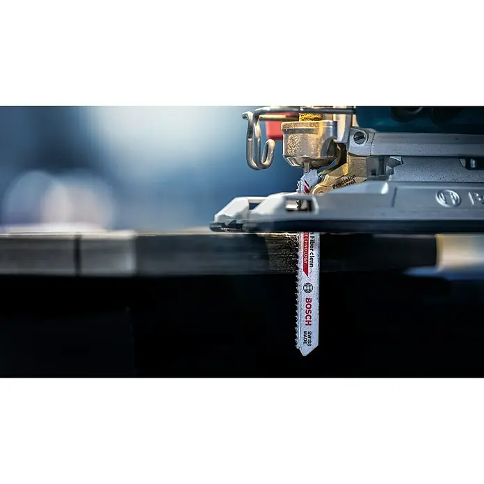 Bosch Expert Stichsägeblatt Carbon Fiber Clean T108 BHM - Länge: 92 mm, T-Schaft - Nahaufnahme einer Stichsäge von Bosch mit einem "Fiber clean"-Sägeblatt beim Schneiden von Holz, hergestellt in der Schweiz.
