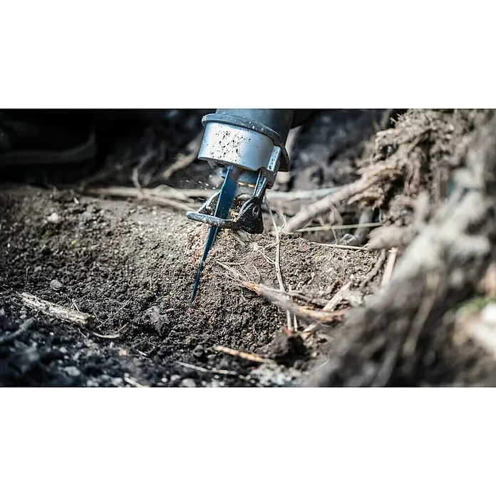 Bosch Expert Säbelsägeblatt Tough Wood S 1142 KHM - Länge: 225 mm - Nahaufnahme einer Säbelsäge, die durch eine dicke Wurzel schneidet und Sägespäne in der Luft verteilt, was die Kraft und Präzision des Werkzeugs hervorhebt.