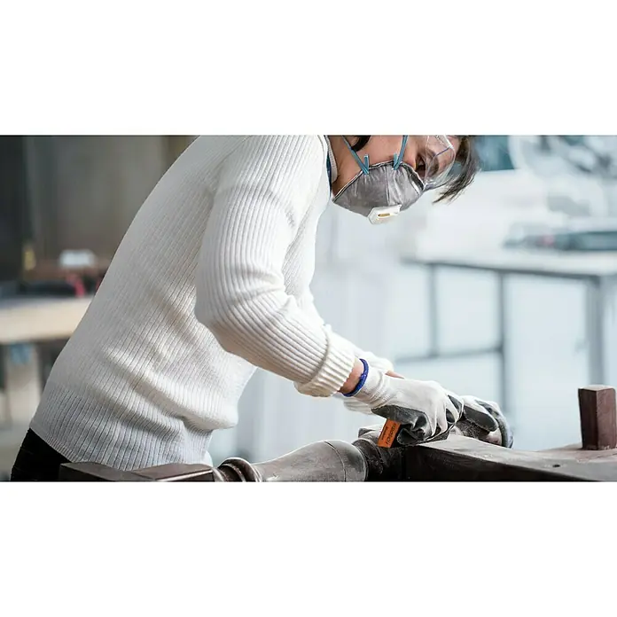 Bosch Professional Expert Schleifschwamm S470 - Korngröße: Fein, 1 Stk., L x B x H: 97 x 69 x 26 mm - Eine Person mit Schutzmaske arbeitet mit Handschuhen an einem gedrechselten Holzstück, möglicherweise bei Restaurierungsarbeiten.