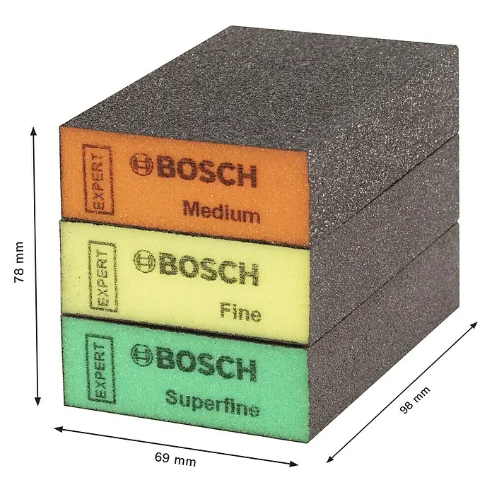 Bosch Professional Expert Schleifschwamm S471 - Korngröße: Mittel, L x B x H: 97 x 69 x 26 mm, 3 -tlg. - Nahaufnahme eines Stapels von drei Bosch EXPERT Schleifklötzen in den Körnungen Medium, Fein und Superfein mit Größenangaben.