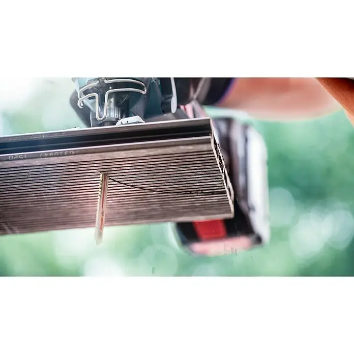 Bosch Stichsägeblätter Plastic Composites Clean T 301 CHM - T-Schaft - Nahaufnahme einer Stichsäge, die präzise durch ein Stapel Lamellen schneidet, ideal für Heimwerkerprojekte und Detailarbeiten.