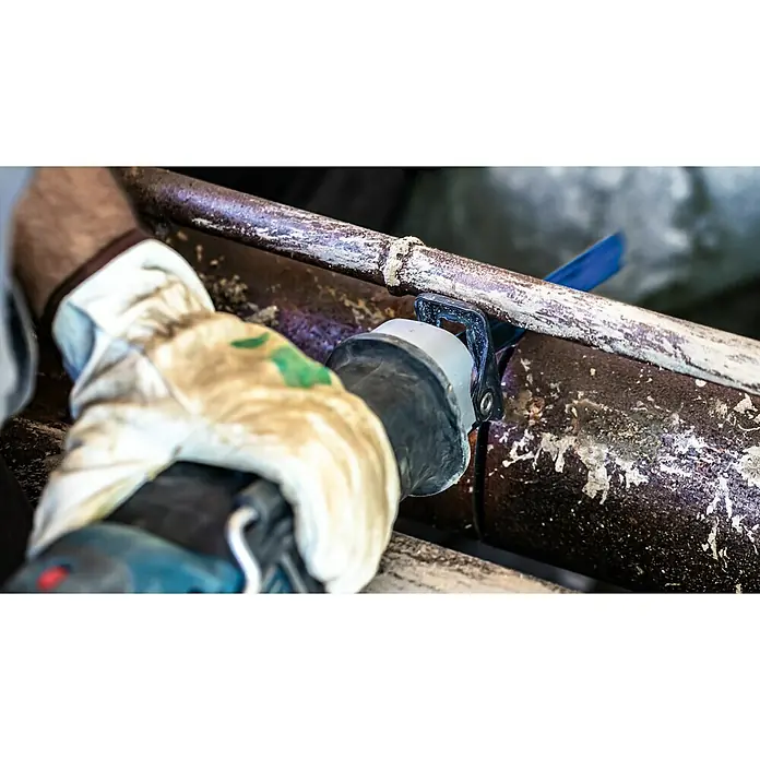 Bosch Expert Säbelsägeblatt Thick Tough Metal S955CHC - Länge: 150 mm - Ein Arbeiter mit Schutzhandschuhen schneidet mit einer Metallsäge ein Rohr, um es zu reparieren. Fokus liegt auf der Säge beim Schneiden.