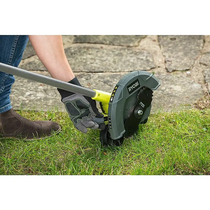 Ryobi ONE+ Akku-Rasenkantenschneider RY18EGA-0 - 18 V, Li-Ionen, Ohne Akku - Nahaufnahme eines Rasenkantenschneiders der Marke Ryobi bei der Arbeit an einer Rasenkante, bedient von einer Person mit Schutzhandschuhen.