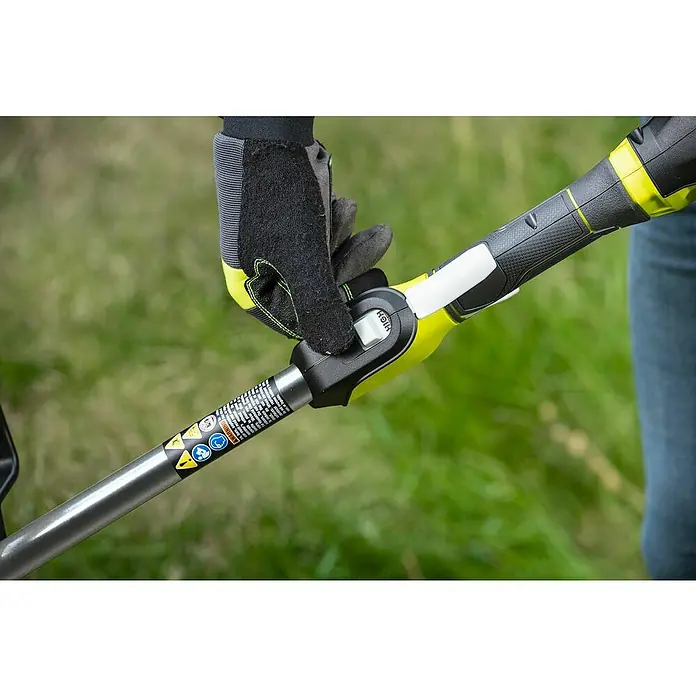 Ryobi Max Power Akku-Rasentrimmer RY36ELTX33A-0 - 36 V, Li-Ionen, Ohne Akku - Nahaufnahme einer Person, die einen Ryobi-Rasentrimmer mit einer Hand bedient, wobei die andere Hand den Griff festhält.