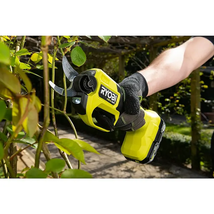 Ryobi ONE+HP Akku-Gartenschere RY18SCXA-0 - 18 V, Li-Ionen, Ohne Akku, Max. Aststärke: 28 mm - Die Ryobi ONE+ HP Akku-Gartenschere im Einsatz beim Beschneiden von Pflanzen. Präzise Schnitte leicht gemacht!