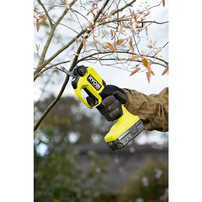 Ryobi ONE+HP Akku-Gartenschere RY18SCXA-0 - 18 V, Li-Ionen, Ohne Akku, Max. Aststärke: 28 mm - Ein gelber Akku-Gartenschneider von Ryobi schneidet einen Ast. Ideal für präzise Gartenarbeiten und müheloses Trimmen von Pflanzen und Sträuchern.