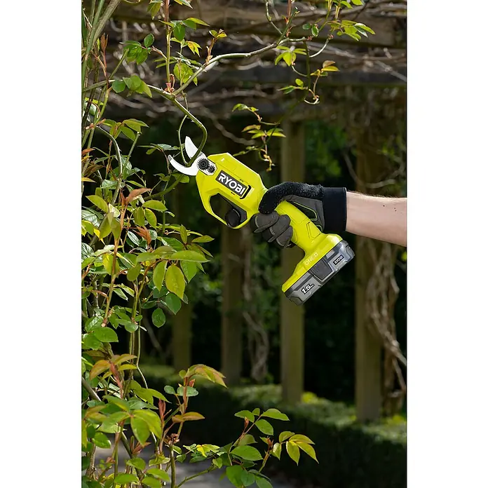 Ryobi ONE+ Akku-Gartenschere RY18SCA-0 + Artikelnr. 33198248 gratis hinzufügen* - 18 V, Li-Ionen, Ohne Akku, Max. Aststärke: 25 mm - Eine RYOBI Akku-Gartenschere im Einsatz, die Äste schneidet. Sie ist gelb und schwarz und hat einen Akku.