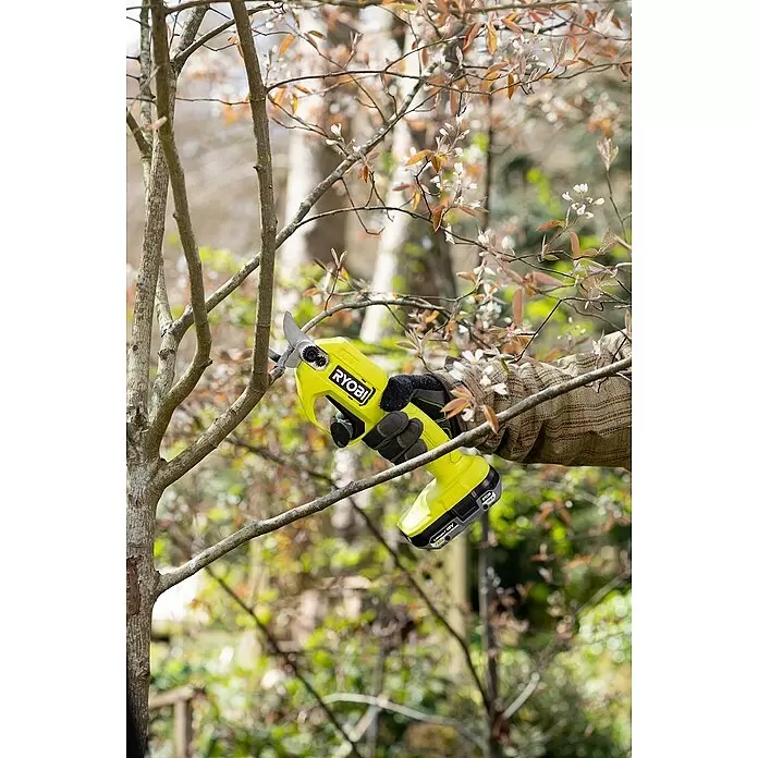 Ryobi ONE+ Akku-Gartenschere RY18SCA-0 + Artikelnr. 33198248 gratis hinzufügen* - 18 V, Li-Ionen, Ohne Akku, Max. Aststärke: 25 mm - Gelbe und schwarze Ryobi Akku-Astschere wird von einer behandschuhten Hand zum Schneiden eines Astes verwendet.