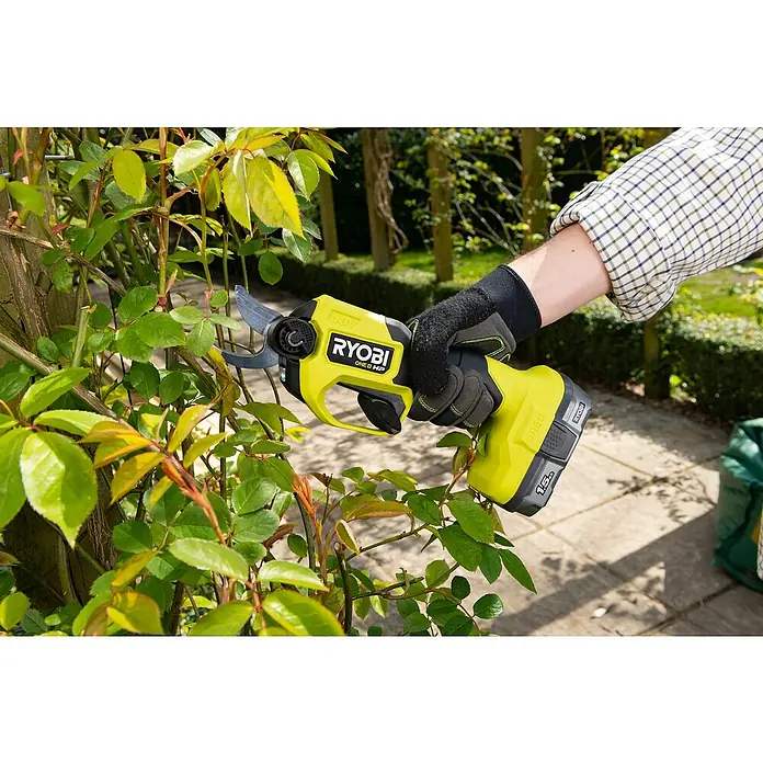 Ryobi ONE+HP Akku-Gartenschere RY18SCXA-0 - 18 V, Li-Ionen, Ohne Akku, Max. Aststärke: 28 mm - Akku-Gartenschere von Ryobi schneidet Äste. Die kabellose Schere erleichtert die Gartenarbeit und sorgt für einen präzisen Schnitt.