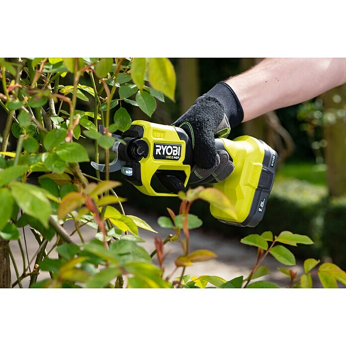 Ryobi ONE+ Akku-Gartenschere RY18SCXA-018 V, Li-Ionen, Ohne Akku, Max. Aststärke: 28 mm Use Shot