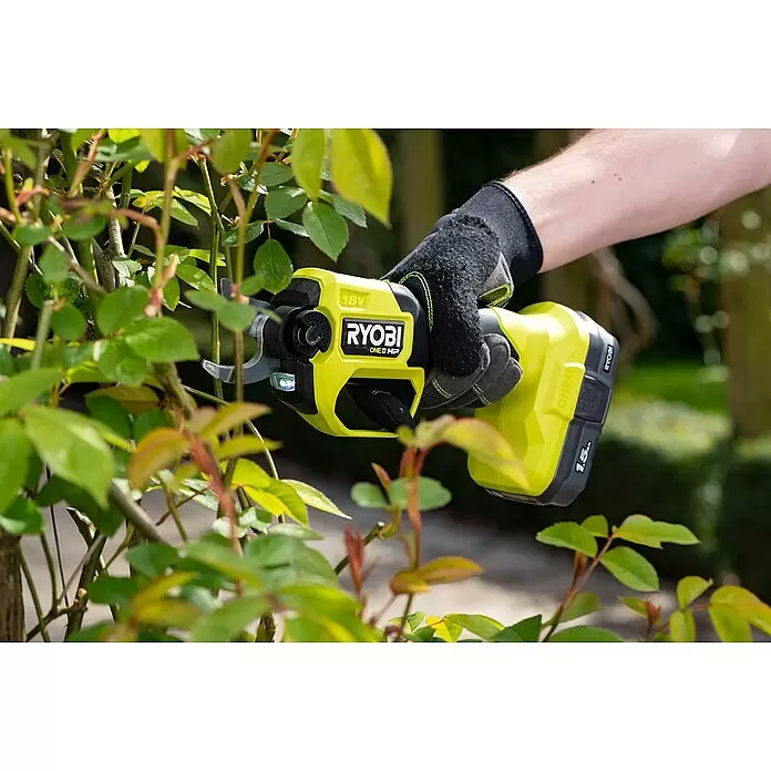 Ryobi ONE+HP Akku-Gartenschere RY18SCXA-0 - 18 V, Li-Ionen, Ohne Akku, Max. Aststärke: 28 mm - Anwendungsbeispiel