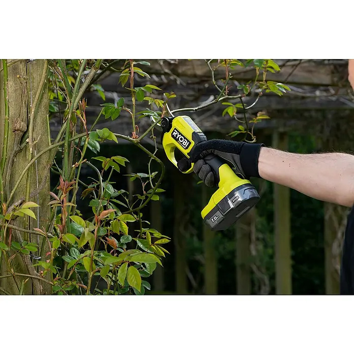 Ryobi ONE+HP Akku-Gartenschere RY18SCXA-0 - 18 V, Li-Ionen, Ohne Akku, Max. Aststärke: 28 mm - RYOBI ONE+ Akku-Astschere mit 18 V schneidet Äste im Garten. Ideal für präzise Schnitte und mühelose Gartenarbeit.
