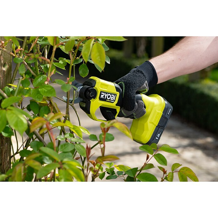 Ryobi ONE+ Akku-Gartenschere RY18SCXA-018 V, Li-Ionen, Ohne Akku, Max. Aststärke: 28 mm Use Shot