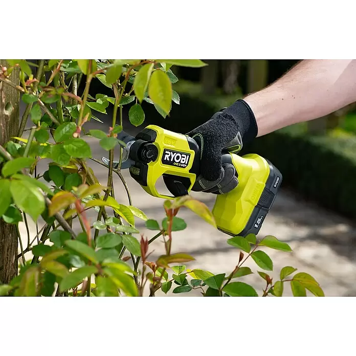 Ryobi ONE+HP Akku-Gartenschere RY18SCXA-0 - 18 V, Li-Ionen, Ohne Akku, Max. Aststärke: 28 mm - Anwendungsbeispiel
