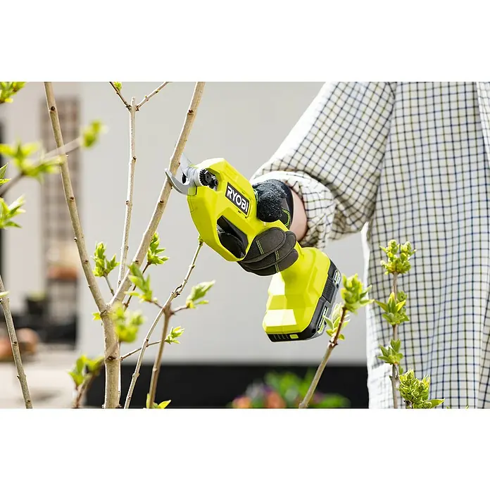 Ryobi ONE+ Akku-Gartenschere RY18SCA-0 + Artikelnr. 33198248 gratis hinzufügen* - 18 V, Li-Ionen, Ohne Akku, Max. Aststärke: 25 mm - Die Ryobi Astschere im Einsatz, um Äste an einem Baum zu schneiden. Das Werkzeug ist gelb und hat einen Akku.