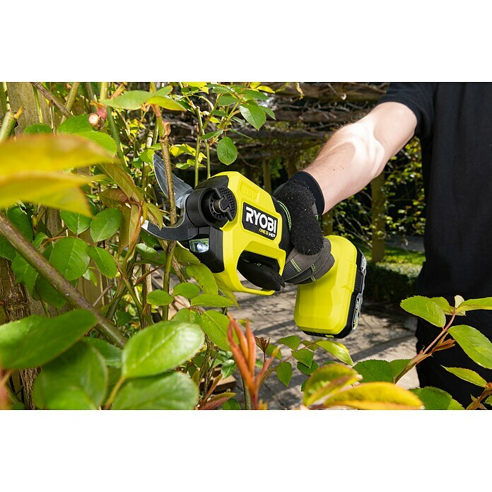 Ryobi ONE+ Akku-Gartenschere RY18SCXA-018 V, Li-Ionen, Ohne Akku, Max. Aststärke: 28 mm Use Shot