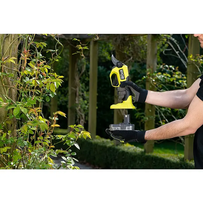 Ryobi ONE+ Maschinenpaket - Akku-Gartenschere RY18SCXA-0,18V, 4 Ah Akku & 2A Ladegerät - Der Ryobi Akku-Gartenschneider wird mit einem Akku verbunden. Ideal für präzise Schnitte im Garten und einfache Handhabung durch Akku.
