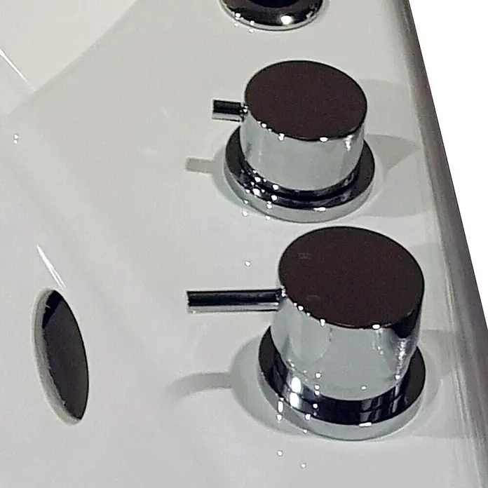 Grifo para bañera Line - Cromo - Primer plano de accesorios de bañera cromados sobre una superficie blanca, mostrando el diseño elegante y el acabado brillante.