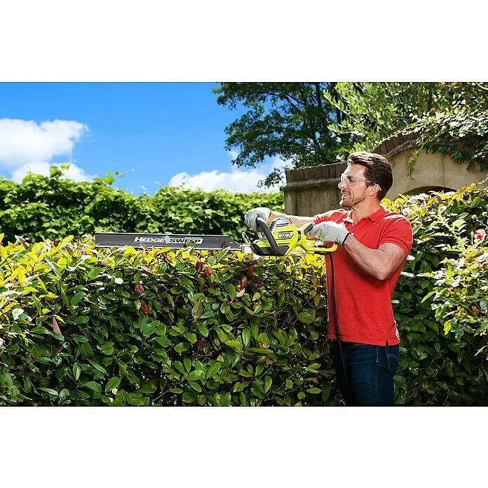 Ryobi Elektro-Heckenschere RHT6760RL - 650 W, Schnittlänge: 60 cm, Max. Aststärke: 30 mm - Anwendungsbeispiel