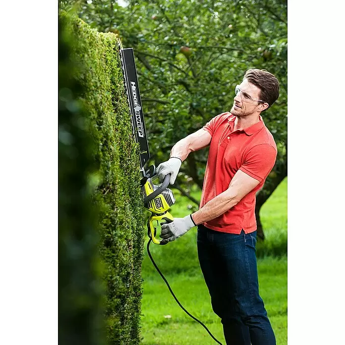 Ryobi Elektro-Heckenschere RHT6760RL - 650 W, Schnittlänge: 60 cm, Max. Aststärke: 30 mm - Anwendungsbeispiel